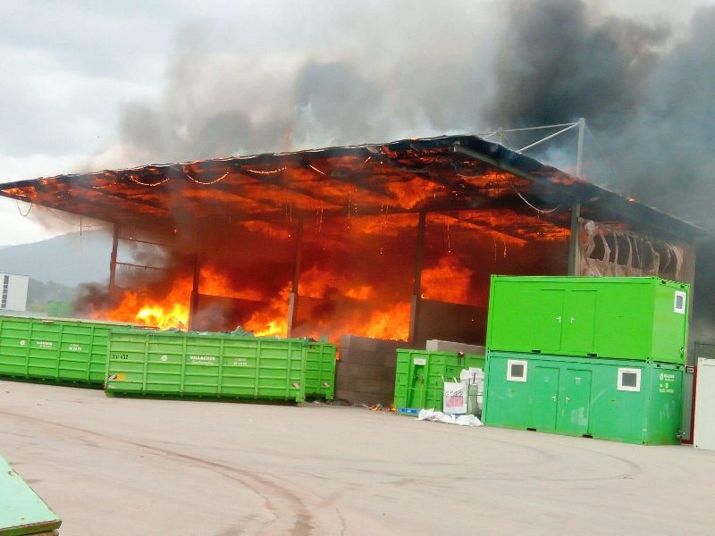 Großbrand Entsorgungsbetrieb (Bild 6)
